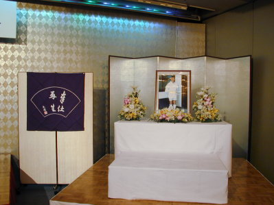 The photo of pre-shrine priest was set on the altar.
